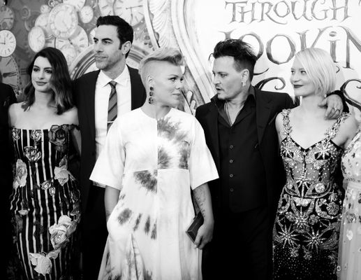 Anne Hathaway, Sacha Baron Cohen, Pink, Johnny Depp, Mia Wasikowska în Alice Through the Looking Glass