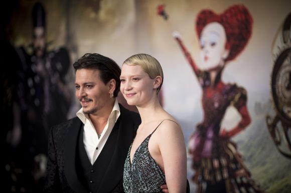 Johnny Depp, Mia Wasikowska în Alice Through the Looking Glass