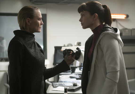 Robin Wright, Sylvia Hoeks în Blade Runner 2049