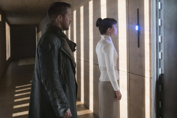 Ryan Gosling, Sylvia Hoeks în Blade Runner 2049
