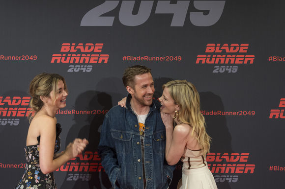 Ryan Gosling, Sylvia Hoeks, Ana de Armas în Blade Runner 2049