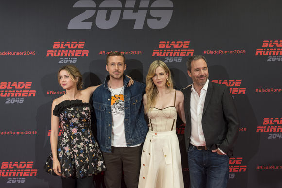 Ana de Armas, Ryan Gosling, Harrison Ford, Denis Villeneuve în Blade Runner 2049