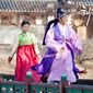 Foto 13 The Moon That Embraces the Sun
