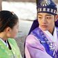 Foto 2 The Moon That Embraces the Sun