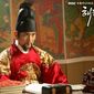 Foto 9 The Moon That Embraces the Sun