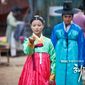 Foto 6 The Moon That Embraces the Sun