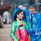 Foto 20 The Moon That Embraces the Sun