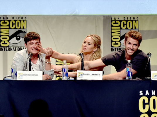 Josh Hutcherson, Jennifer Lawrence, Liam Hemsworth în The Hunger Games: Mockingjay - Part 2