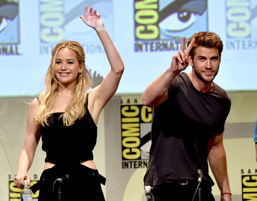 Jennifer Lawrence, Liam Hemsworth în The Hunger Games: Mockingjay - Part 2