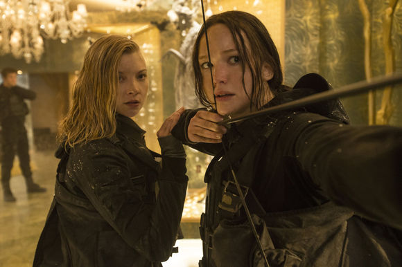 Natalie Dormer, Jennifer Lawrence în The Hunger Games: Mockingjay - Part 2