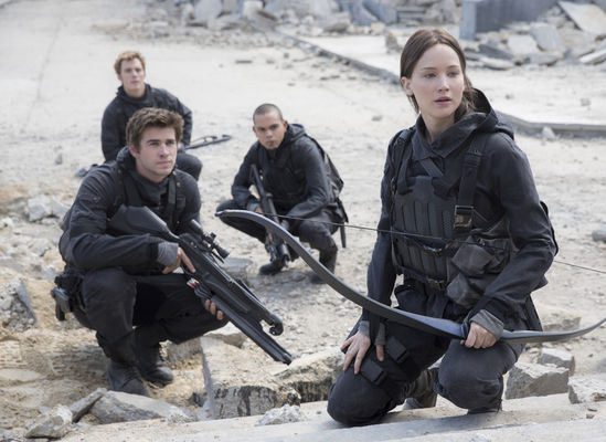 Liam Hemsworth, Jennifer Lawrence în The Hunger Games: Mockingjay - Part 2