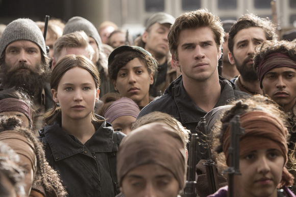 Jennifer Lawrence, Liam Hemsworth în The Hunger Games: Mockingjay - Part 2