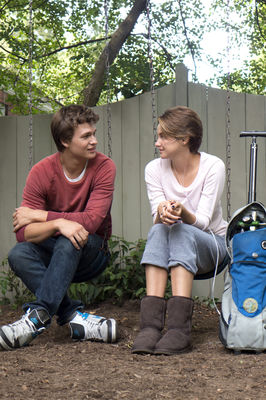 Shailene Woodley, Ansel Elgort în The Fault in Our Stars