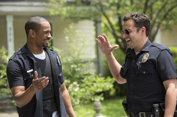 Jake Johnson, Damon Wayans Jr. în Let's Be Cops