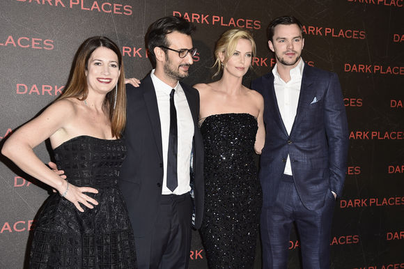 Charlize Theron, Nicholas Hoult în Dark Places