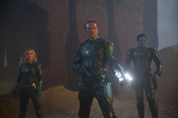 Jude Law, Brie Larson, Algenis Perez Soto în Captain Marvel