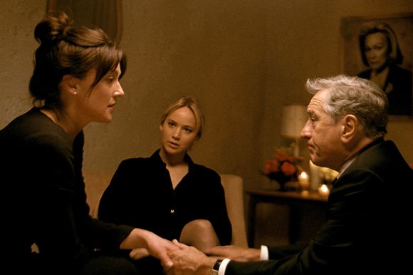 Robert De Niro, Elisabeth Röhm, Jennifer Lawrence în Joy
