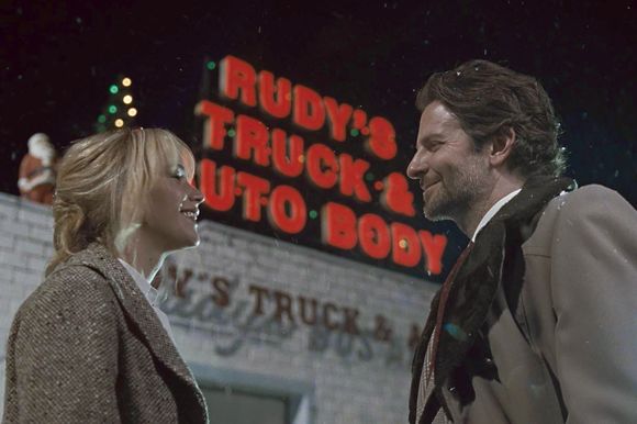 Jennifer Lawrence, Bradley Cooper în Joy
