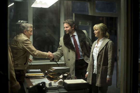 Robert De Niro, Bradley Cooper, Jennifer Lawrence în Joy