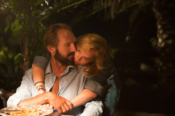 Ralph Fiennes, Dakota Johnson în A Bigger Splash