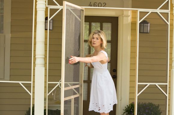 Rosamund Pike în Return to Sender