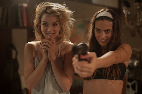 Ana de Armas, Lorenza Izzo în Knock Knock