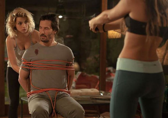 Ana de Armas, Keanu Reeves în Knock Knock