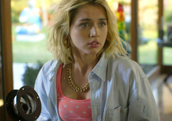 Ana de Armas în Knock Knock