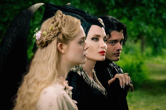 Elle Fanning, Angelina Jolie, Sam Riley în Maleficent: Mistress of Evil