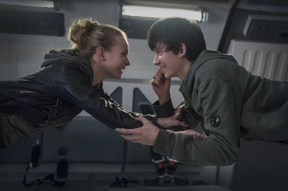 Britt Robertson, Asa Butterfield în The Space Between Us