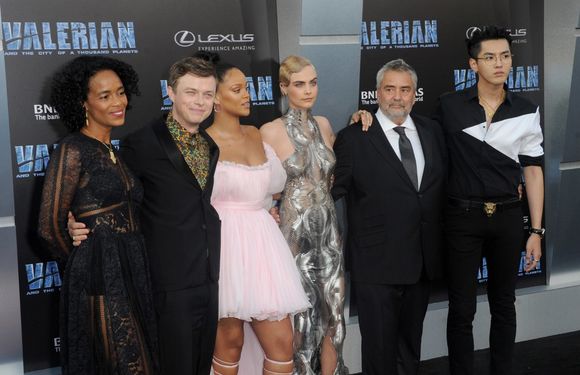 Dane DeHaan, Rihanna, Cara Delevingne, Luc Besson în Valerian and the City of a Thousand Planets
